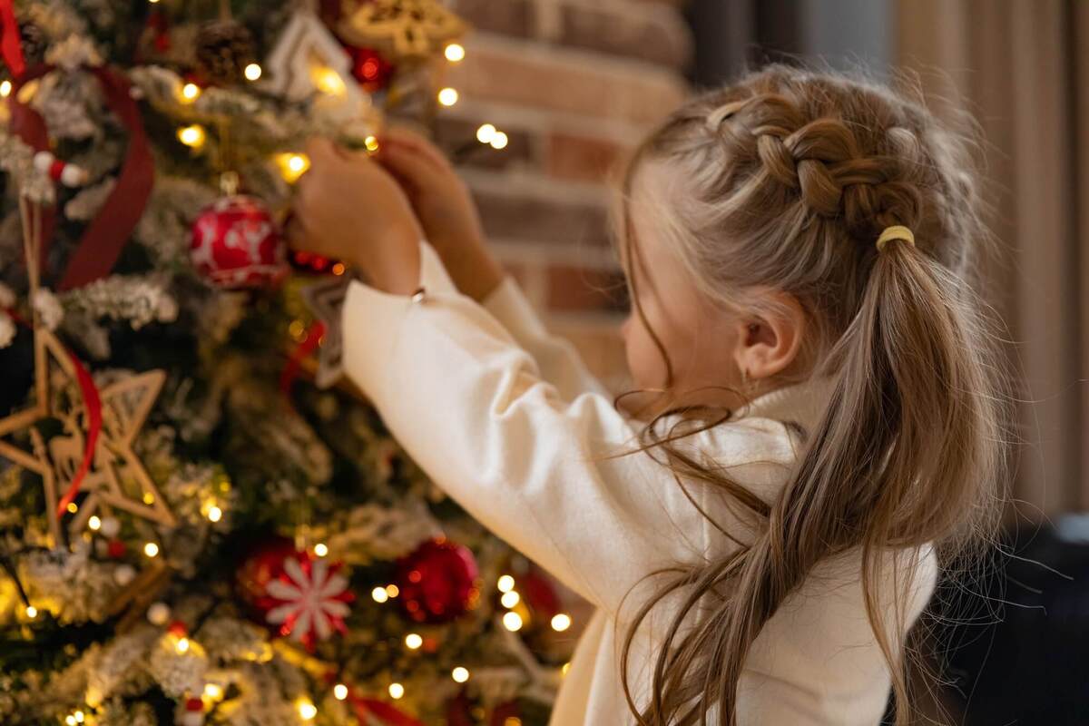 Choinka sztuczna do pokoju dziecięcego - co się sprawdza?