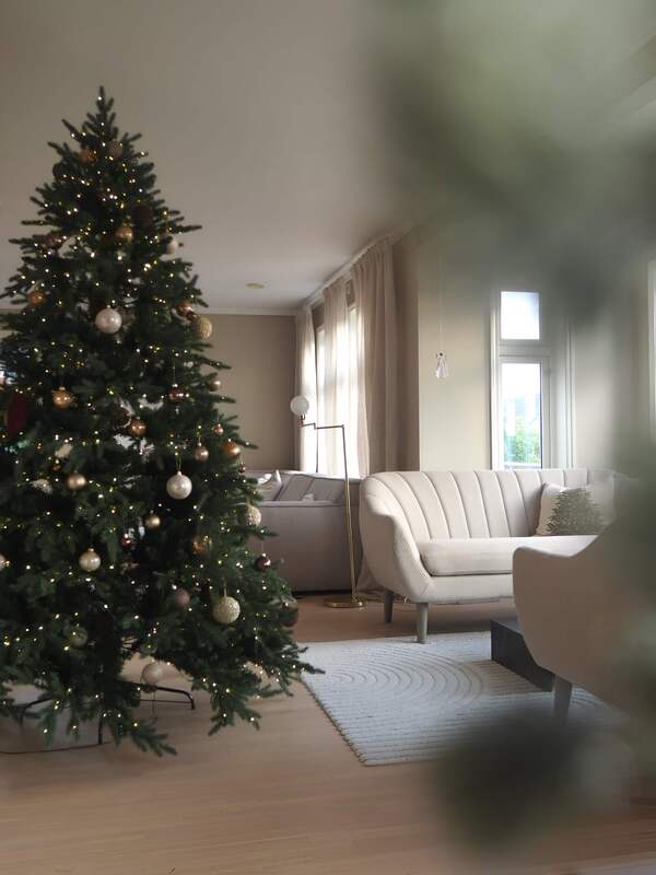 Choinka do dużego salonu - jak dobrać proporcje?