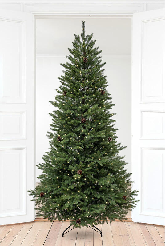 Stabilna choinka sztuczna - co jest ważne w domu z dziećmi?