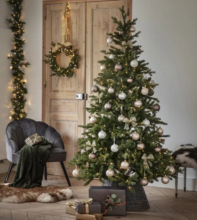 Czym różni się tania choinka sztuczna od premium?