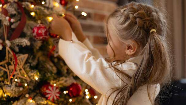 Choinka sztuczna do pokoju dziecięcego - co się sprawdza?