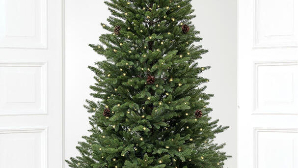 Stabilna choinka sztuczna - co jest ważne w domu z dziećmi?