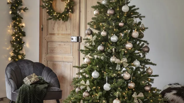 Czym różni się tania choinka sztuczna od premium?